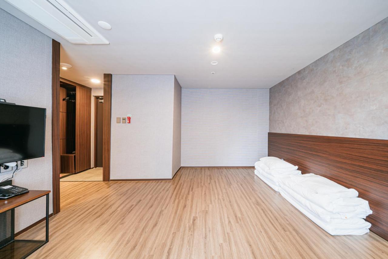Hotel With City Csedzsu Kültér fotó