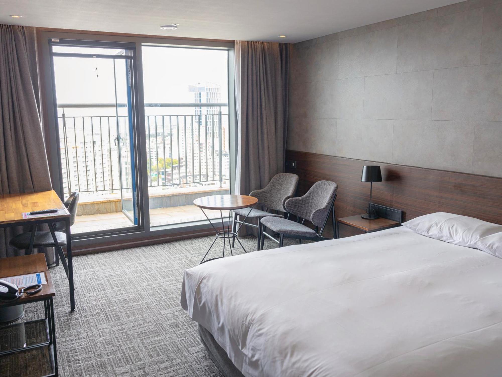 Hotel With City Csedzsu Kültér fotó